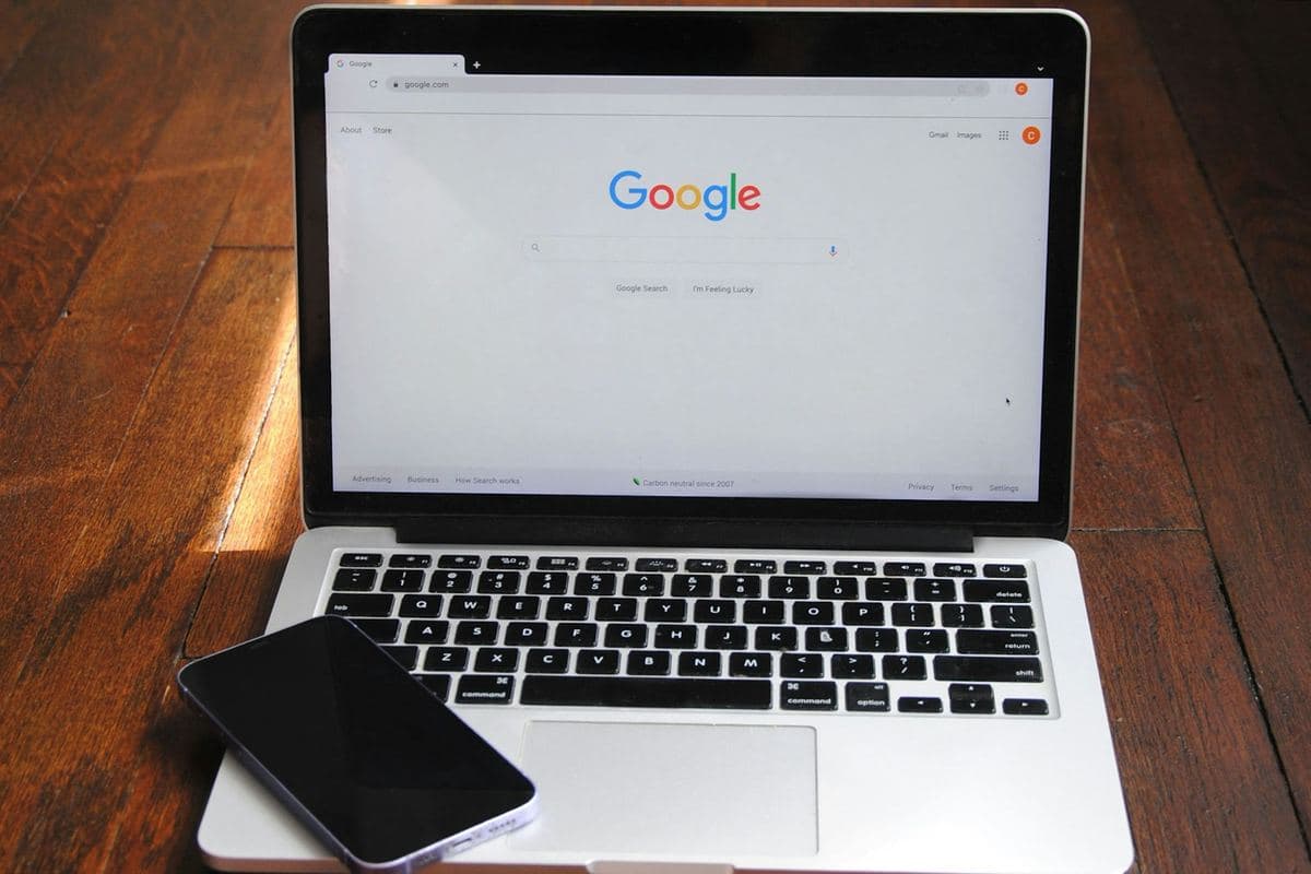 Google Ads Kampagnensteuerung am Laptop